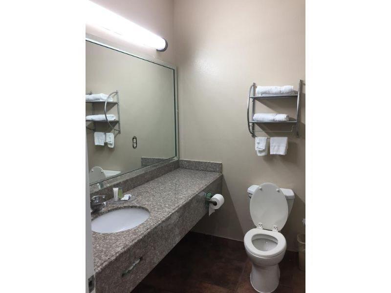 Scottish Inn And Suites Кейти Екстериор снимка