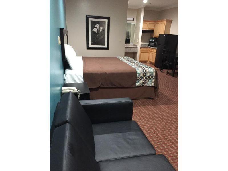 Scottish Inn And Suites Кейти Екстериор снимка