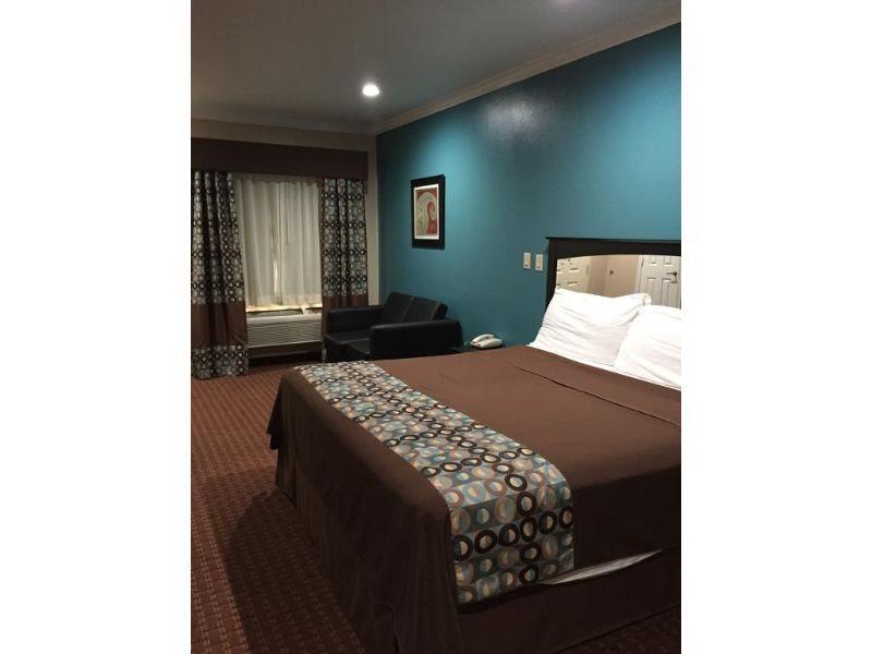 Scottish Inn And Suites Кейти Екстериор снимка